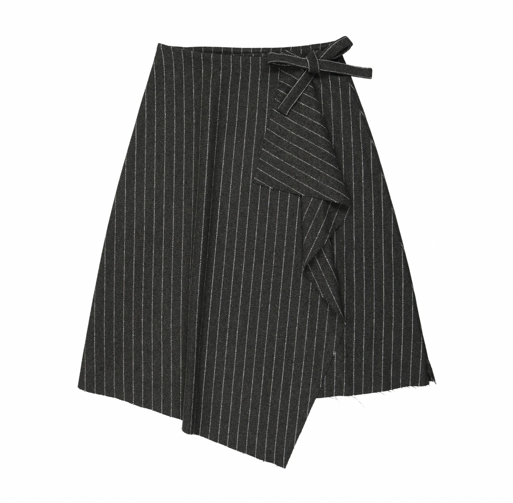 Y's BUTTON DESIGN RAPPED SKIRT グレー1 Urban Edge Grey Pinstriped Wrap Skirt | Buttons Bebe