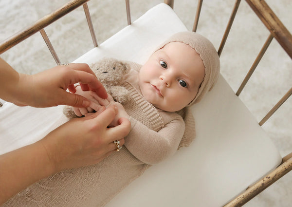 Peluche Taupe Bebe Embossed Cocoon + Bonnet