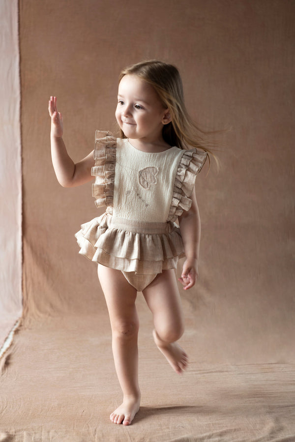 Popelin Sand romper suit with embroidered bib (Mod.3.3)