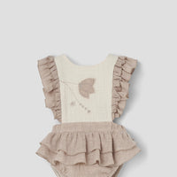 Popelin Sand romper suit with embroidered bib (Mod.3.3)