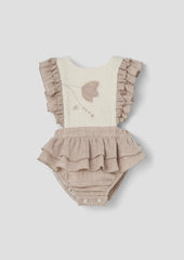 Popelin Sand romper suit with embroidered bib (Mod.3.3)